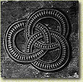 Пряничная доска с изображением трех колец. XIX в.