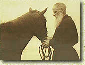 Л. Н. Толстой с лошадью. Ясная Поляна, июнь 1898. Фрагмент фото П. В. Преображенского